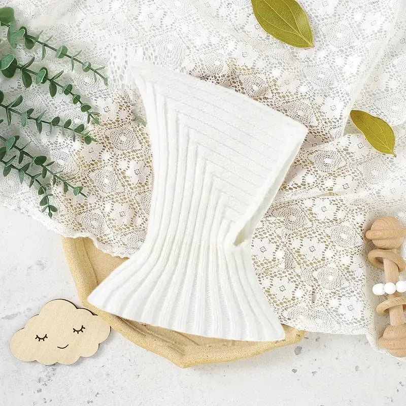 Cagoule alb pentru bebelusi din tricot, ideal pentru iernire cagoule cu design fine, ideal pentru a se potrivi cu design fine, cu detalii fine.