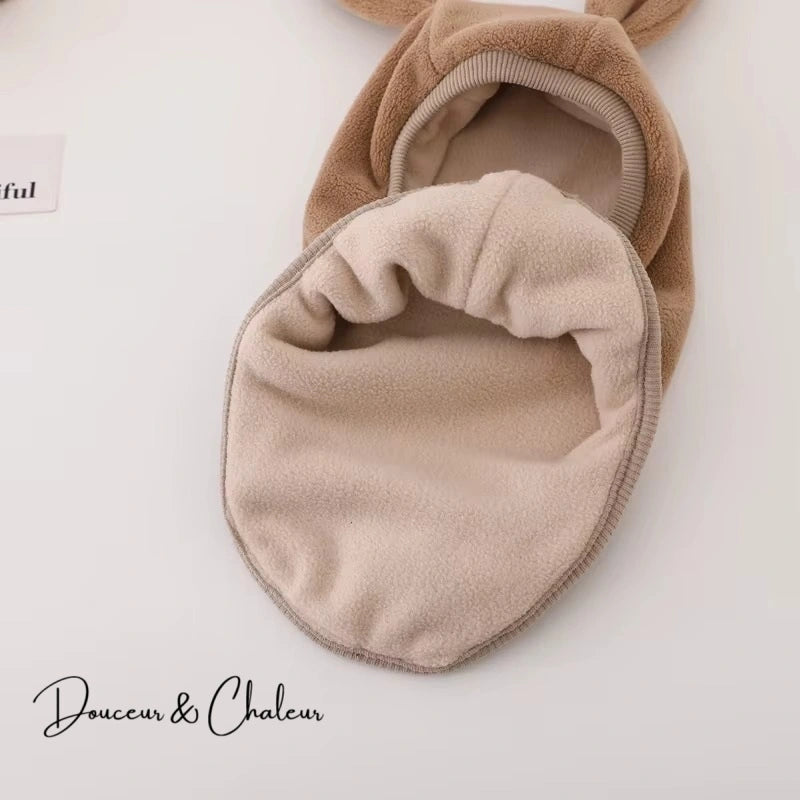 Vedere detaliată a glugăi pentru bebeluși din fleece de cafea, subliniind căptușeala ultra-moale pentru confort maxim.