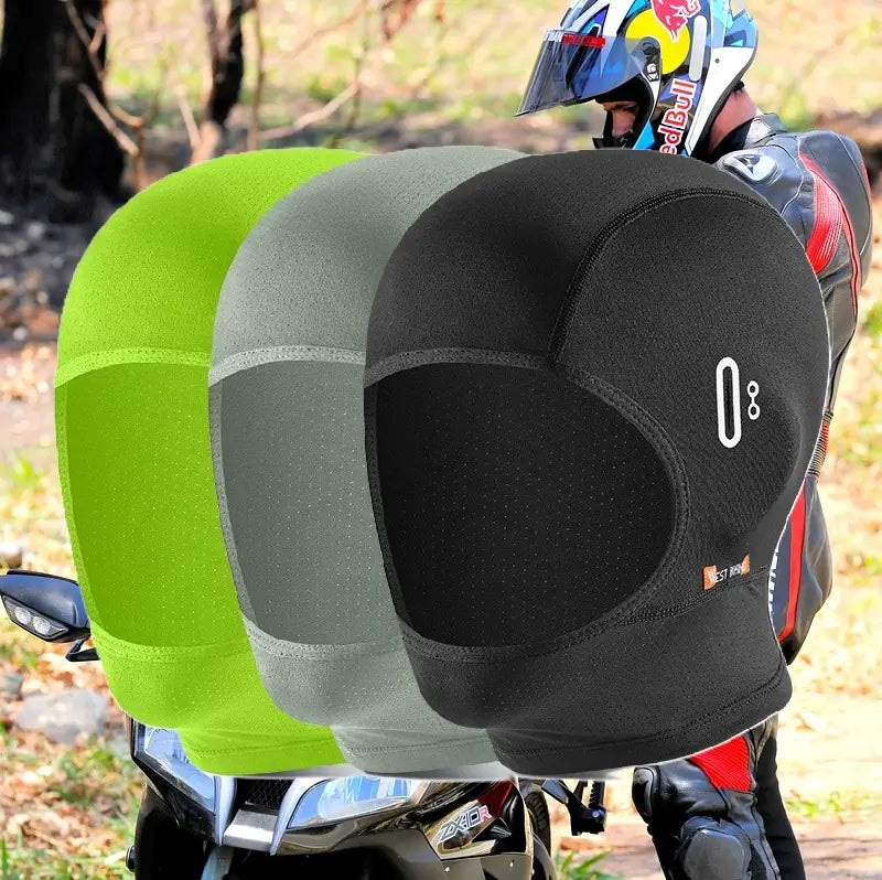 Trei cagoule de motocicletă minimaliste de vară în negru, gri și verde, plasate în aer liber cu un fundal de protecție ergonomică și ușor de vară pentru motociclistă.
<p><img decoding=