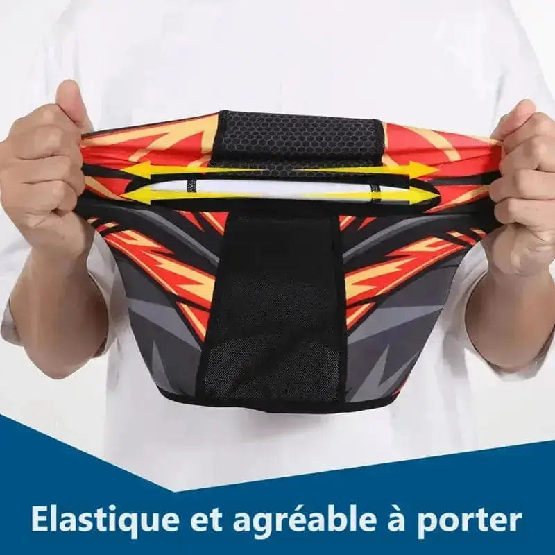 Demonstrația elasticității unui cagoule pentru ciclism cu un design roșu și negru, evidențiind flexibilitatea și confortul acestuia, ideală pentru activități în aer liber.