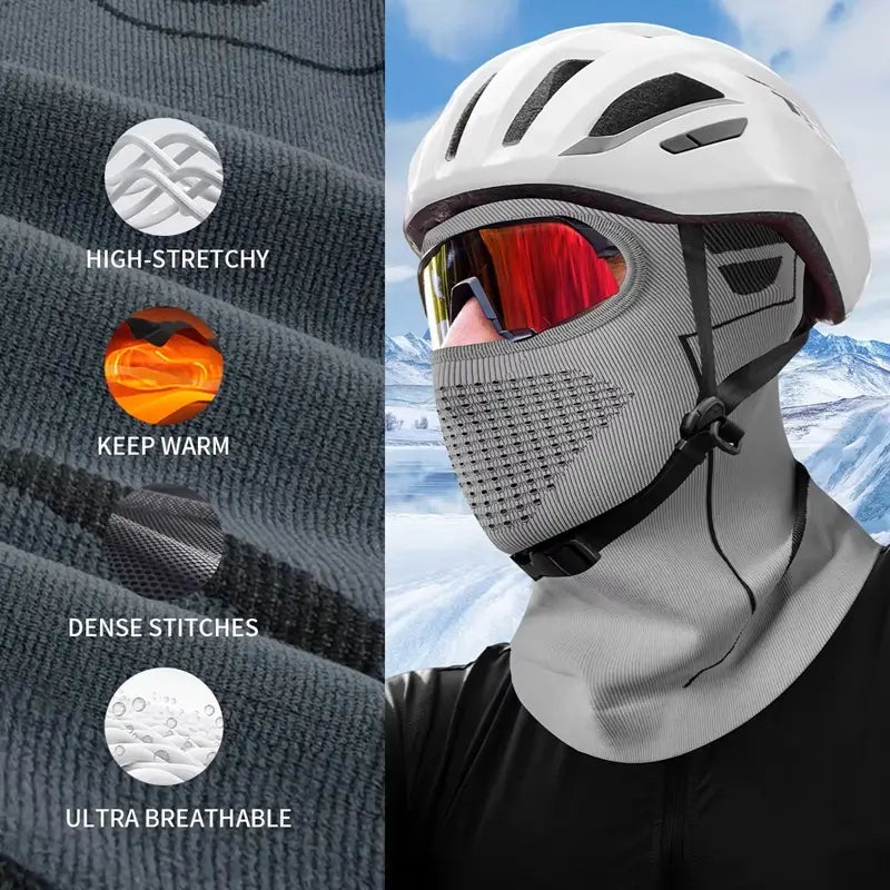 Femeie purtând o femeie gri deschis balaclav de schi deschis sub o mască de schi reflectorizant sub o mască de schi infografică evidențiază pe munte. căldură, cusături întărite și respirabilitate a țesăturii, ideală pentru sporturile de iarnă.